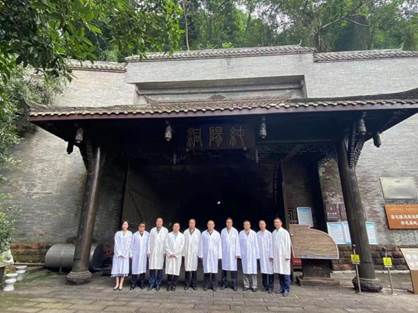 参访团在纯阳洞参观学习